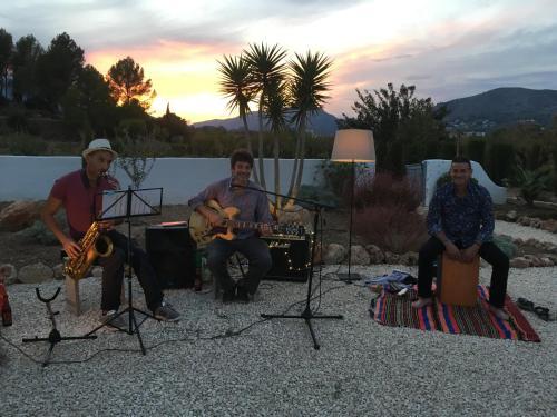 Live music at sunset at Cuatre Finques