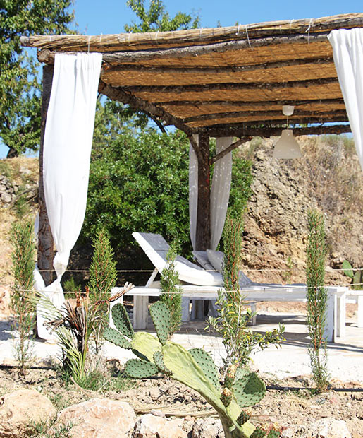 Relaxation area with loungers at Cuatre Finques