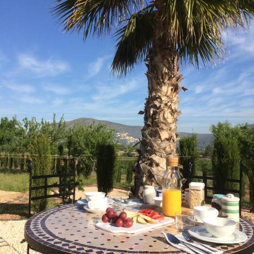 Outdoor breakfast with valley view at Cuatre Finques