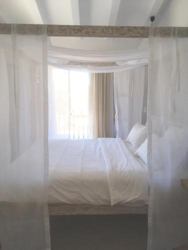 Bedroom with canopy bed, available as a shoot location at Cuatre Finques