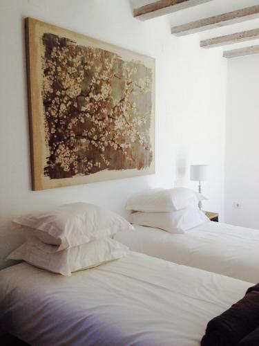 Twin room with blossom artwork at Cuatre Finques