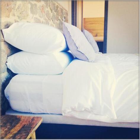 Room with twin beds and terrace door at Cuatre Finques