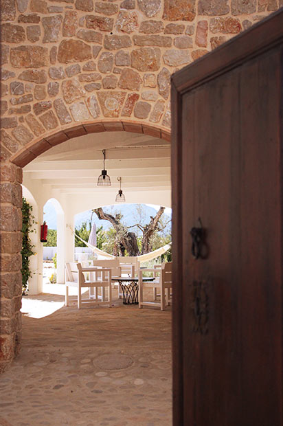 Archway view through to the garden hammock at Cuatre Finques